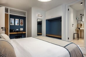 A modern bedroom with a bed, a desk, and a walk-in closet. - Valesmeralda Boutique Rooms  (Arzachena)