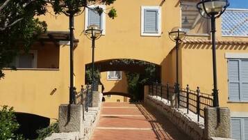 المنطقة المحيطة بالمنشأة