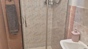 Dusche, Haartrockner, Handtücher