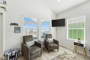TV, books - Beachfront, Views, 3bdr/2bth (Bolivar Peninsula)