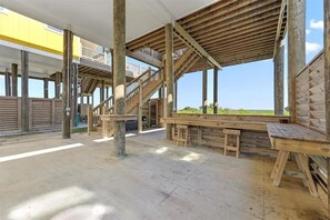 Outdoor dining - Beachfront, Views, 3bdr/2bth (Bolivar Peninsula)