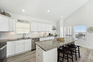 Een koelkast, een magnetron, een kookplaat, een vaatwasser