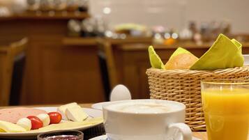 Tägliches Frühstücksbuffet gegen Gebühr