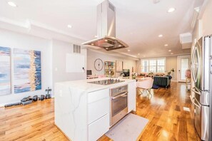 冷蔵庫、電子レンジ、オーブン、コンロ