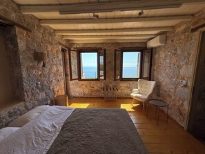 5 bedrooms, iron/ironing board, WiFi, bed sheets