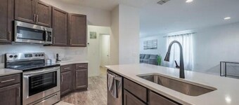 Bright & Cozy 3 BR Near Parks & Dining in Lakeland