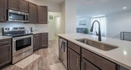 Bright & Cozy 3 BR Near Parks & Dining in Lakeland
