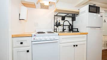 MikrovÄgsugn, spishÀll, kaffe- och tebryggare och matbord