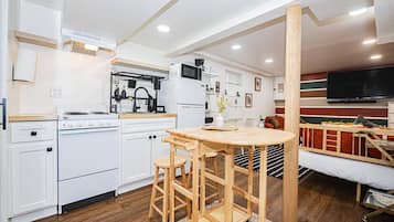 Micro-ondes, plaque de cuisson, cafetière/bouilloire, tables à manger