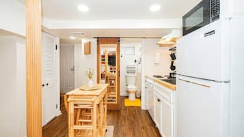 Een microgolfoven, een kookplaat, een koffiezetapparaat/waterkoker