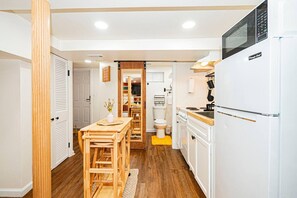 Micro-ondes, plaque de cuisson, cafetière/bouilloire, tables à manger