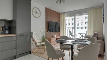 Superior-Apartment | Essbereich im Zimmer