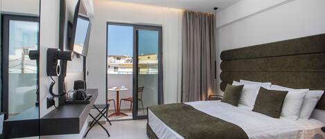 Habitación estándar doble, balcón | Caja fuerte, cortinas opacas, sistema de insonorización y wifi gratis