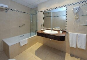 Đồ dùng nhà tắm miễn phí, máy sấy tóc, dép đi trong nhà 