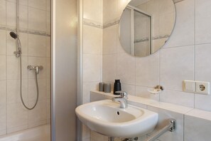 Dusche, Haartrockner, Handtücher
