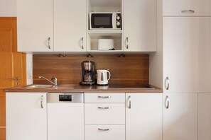 Kühlschrank, Mikrowelle, Herdplatte, Geschirrspüler