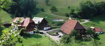 Appartement 'Fleur de Pommier' avec vue sur la montagne, piscine commune et Wi-Fi
