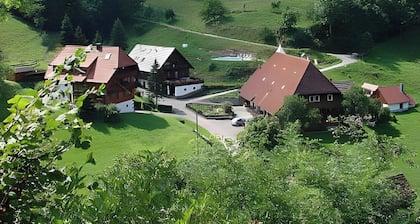 Ferienwohnung 'Apfelblüte' mit Bergblick, Gemeinschaftspool und WLAN