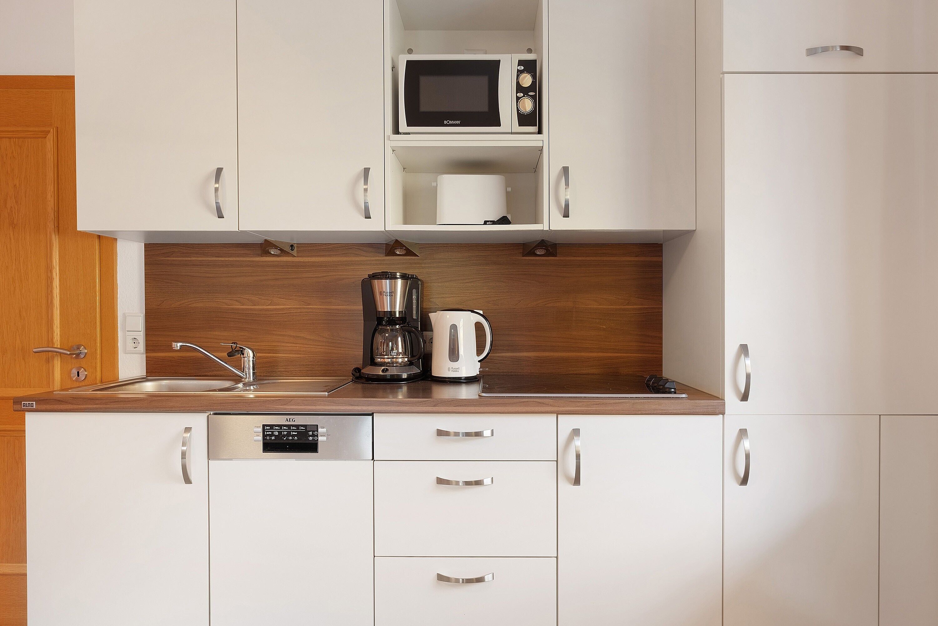 Refrigerador, microondas, placa de cocina, lavavajillas