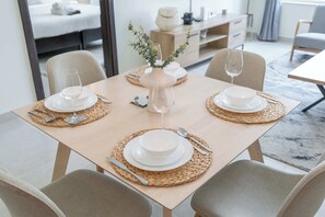 Dining - StayShort - Beautiful 1 Bedroom in Marina Sleeps 4 with Pool (Dubai Marina)