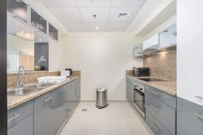 Fridge, microwave, oven, stovetop - StayShort - Beautiful 1 Bedroom in Marina Sleeps 4 with Pool (Dubai Marina)