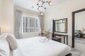 1 bedroom, iron/ironing board, WiFi, bed sheets - StayShort - Beautiful 1 Bedroom in Marina Sleeps 4 with Pool (Dubai Marina)