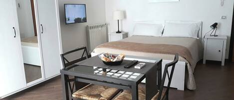 1 habitación, tabla de planchar con plancha, wifi y ropa de cama