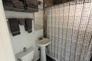 Haartrockner, Handtücher, Seife, Toilettenpapier