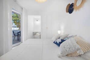 2 habitaciones, escritorio y tabla de planchar con plancha 