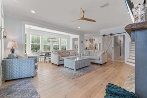 Fernseher, Kamin, DVD-Player, Bücher