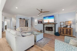 Fernseher, Kamin, DVD-Player, Bücher