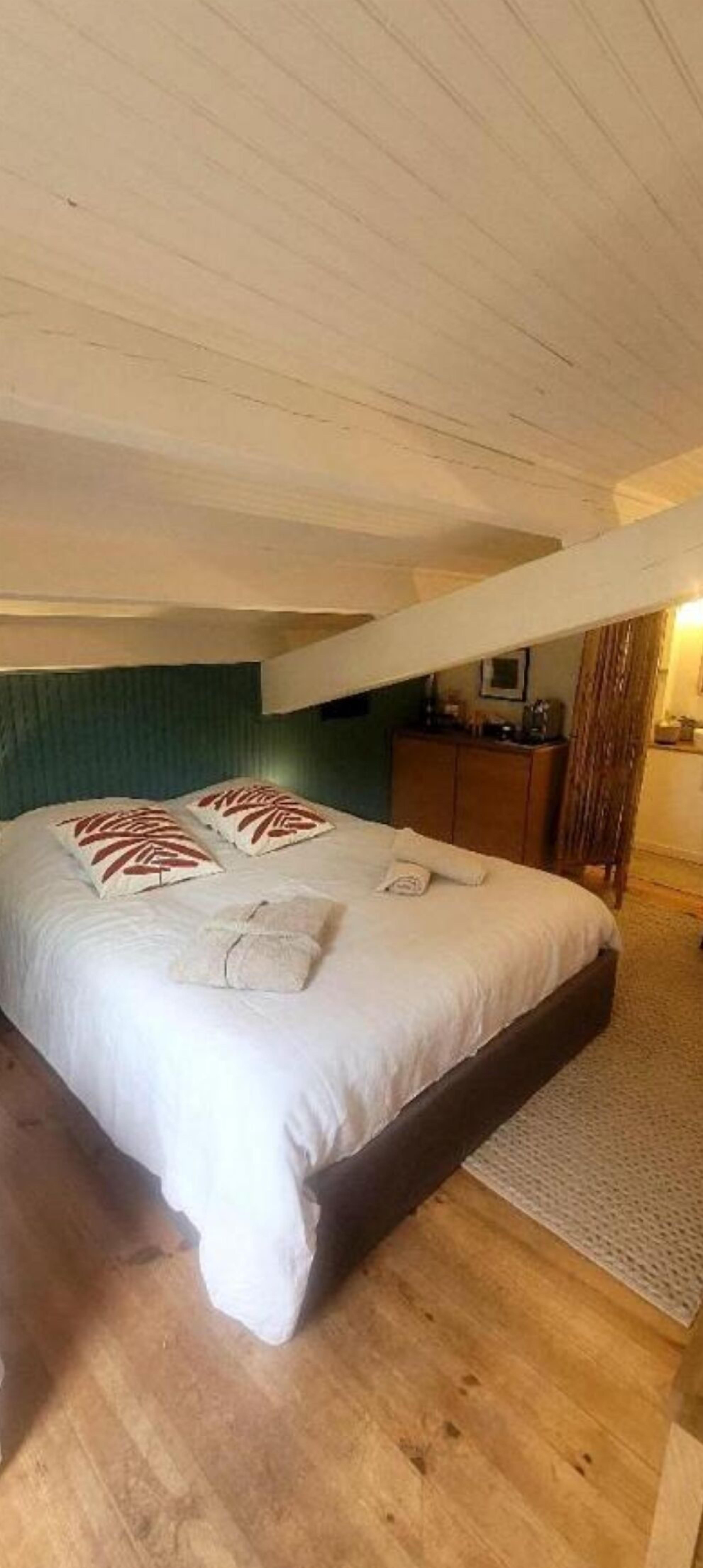 1 habitación, tabla de planchar con plancha y cuna de viaje 