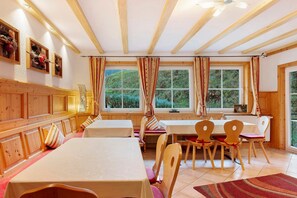 Dining - Holiday Apartment 'Kirschblüte' with Mountain View, Shared Pool and Wi-Fi (Wolfach)