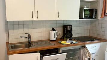 Frigorífico, microondas, placa de cocina y lavavajillas