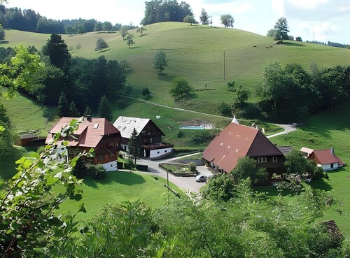 Ferienwohnung 'Kirschblüte' mit Bergblick, Gemeinschaftspool und WLAN