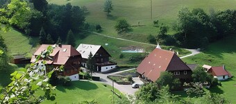 Holiday Apartment 'Kirschblüte' with Mountain View, Shared Pool and Wi-Fi
