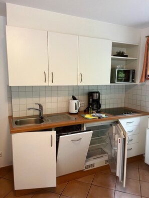 Kühlschrank, Mikrowelle, Herdplatte, Geschirrspüler