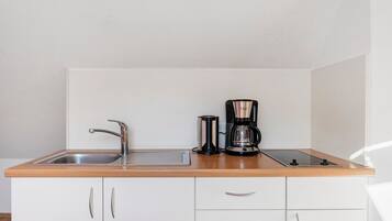 Refrigerador, microondas, placa de cocina, cafetera/tetera