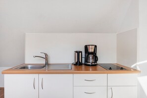 Kühlschrank, Mikrowelle, Herdplatte, Wasserkocher mit Kaffee-/Teezubehör