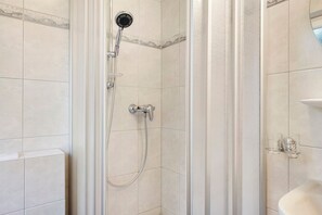 Een douche, een haardroger, handdoeken