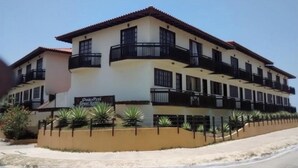 Un hôtel à plusieurs étages, doté de balcons et d’une enseigne indiquant qu’il s’agit de l’« hôtel Robin Perro ».