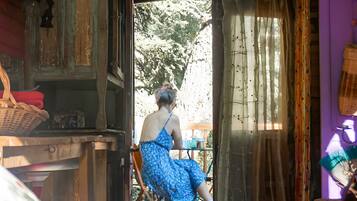 1 bedroom, bed sheets