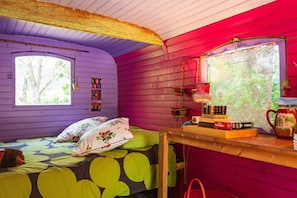 1 bedroom, bed sheets - Gypsy Caravan by the Stream - Drôme Provençale (2 people) (Marsanne)