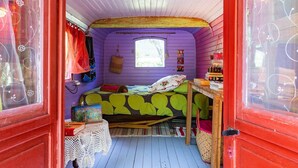 1 bedroom, bed sheets - Gypsy Caravan by the Stream - Drôme Provençale (2 people) (Marsanne)