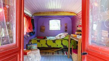 1 bedroom, bed sheets