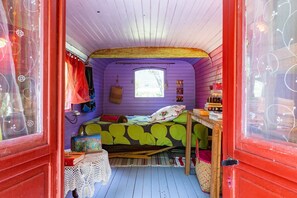1 bedroom, bed sheets