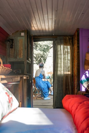 1 bedroom, bed sheets. Gypsy Caravan by the Stream - Drôme Provençale (2 people)