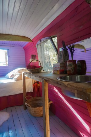 1 bedroom, bed sheets