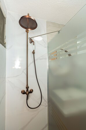 Dusche, Haartrockner, Bidet, Handtücher