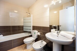Haartrockner, Bidet, Handtücher, Seife